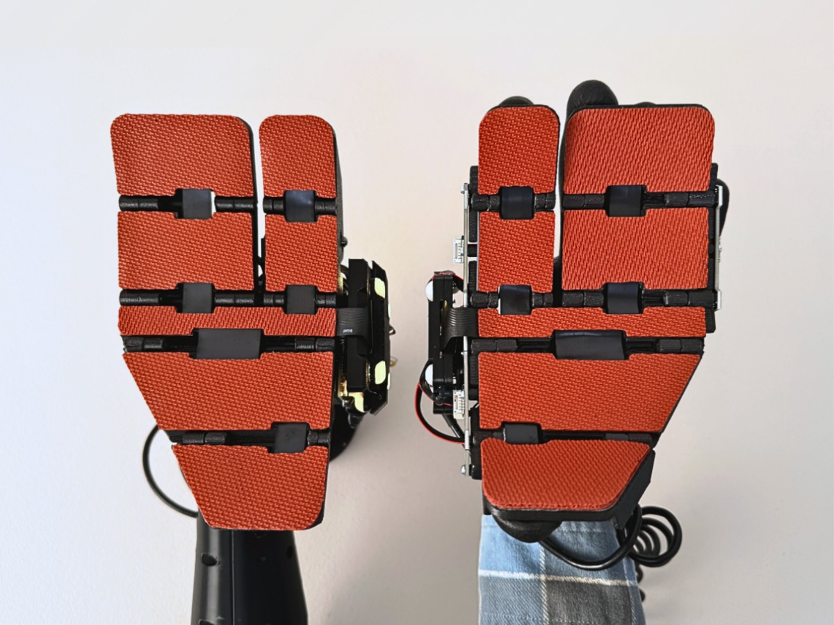 A pair of DreamCatcher sensorized gloves, force pads across each finger